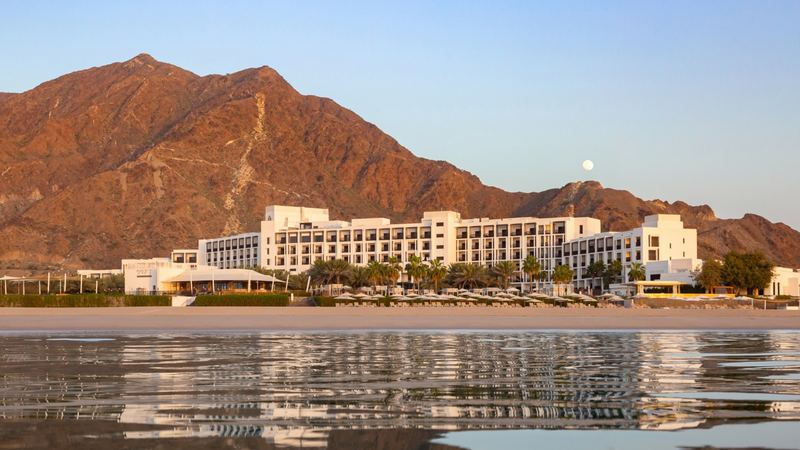 InterContinental Fujairah Resort с моря, за отелем горы Хаджар