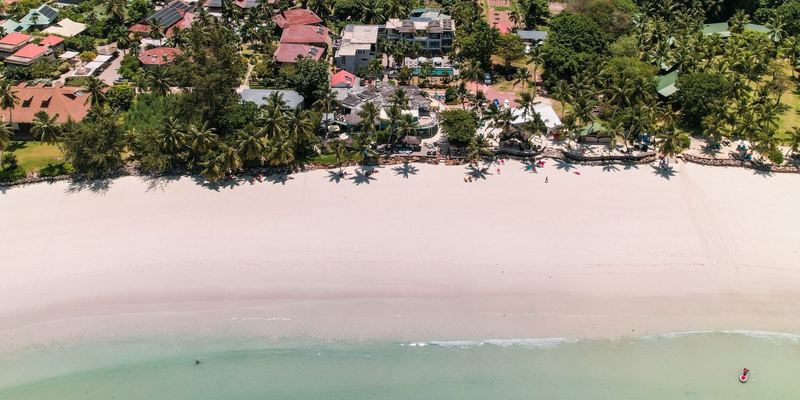 Пляж Кот-д'Ор и отель Le Duc de Praslin в тропическом саду, вид сверху