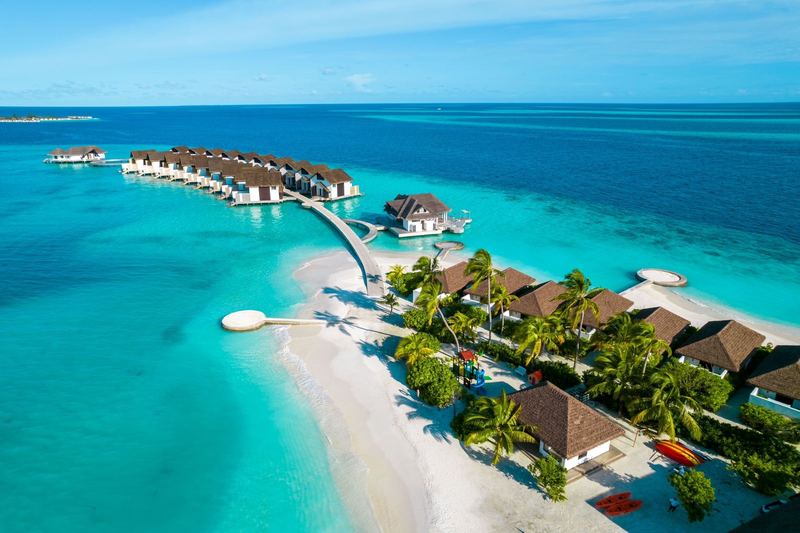 Остров NOOE Maldives Kunaavashi с водными виллами и лагуной, вид сверху